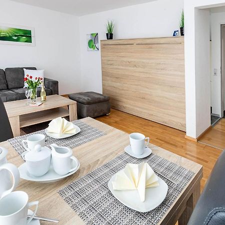 Grosse Moderne Ferienwohnung In Bester Bodenseelage L 1 Minute Zum Bodensee L 2 Zimmer L Vollausgestattete Kueche L Sonnenbalkon L Wlan L Willkommen Im Apartment Guettingen Radolfzell am Bodensee Exterior photo